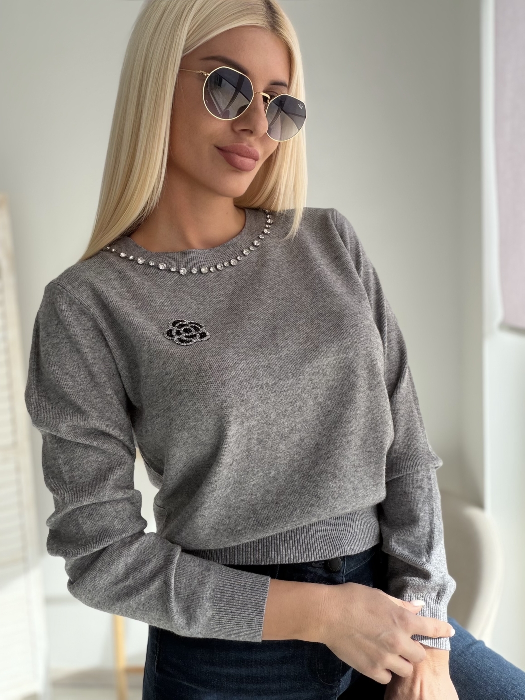 Сив пуловер с цвете