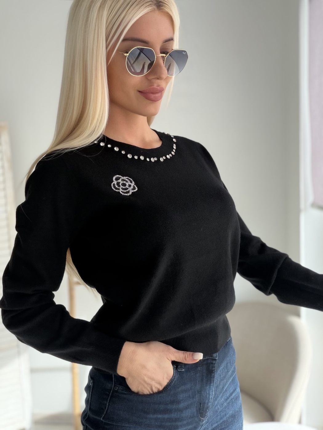 Черен пуловер с цвете