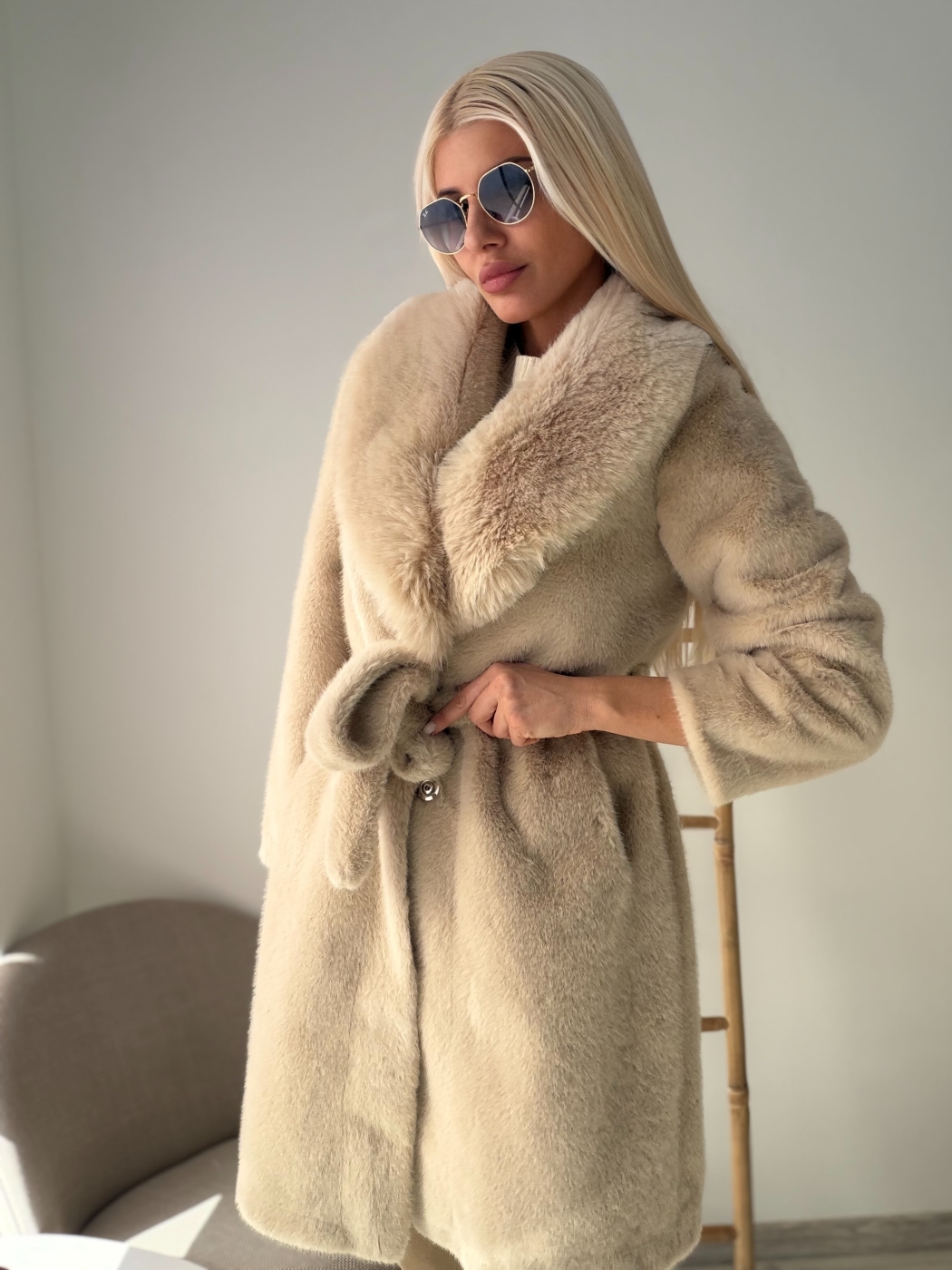 Бежово дълго пухкаво палто