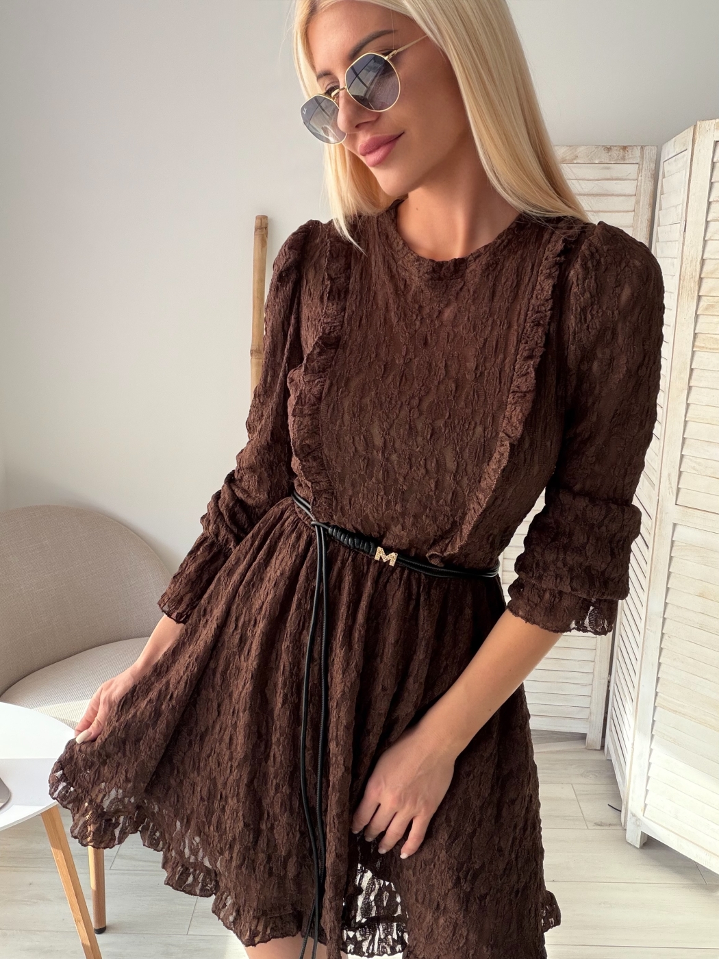 Кафява рокля с дантела