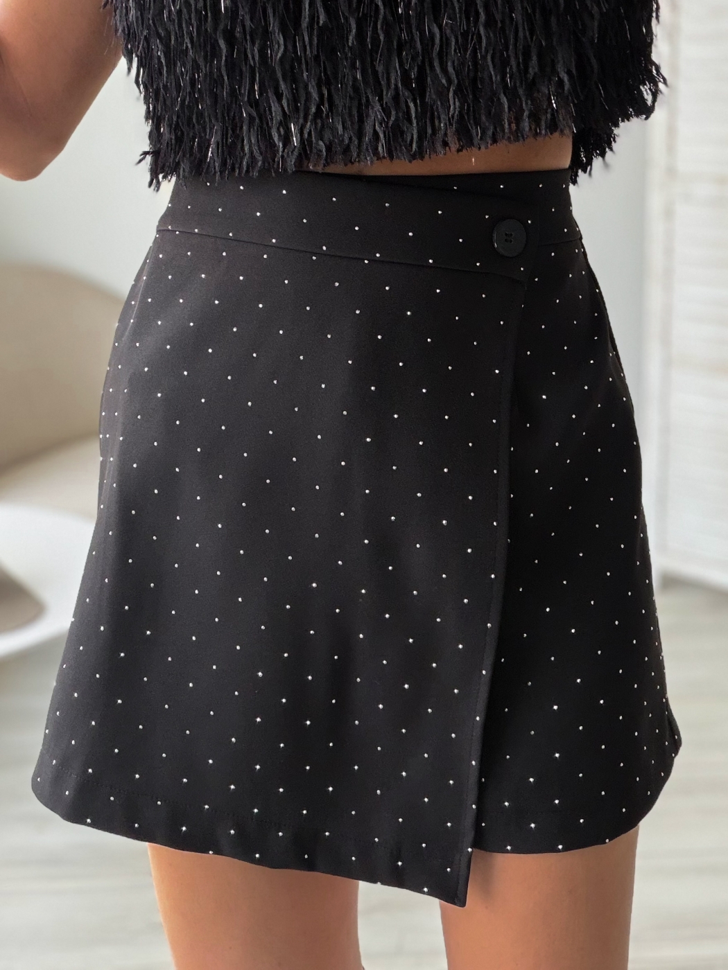 Пола панталон с камъни