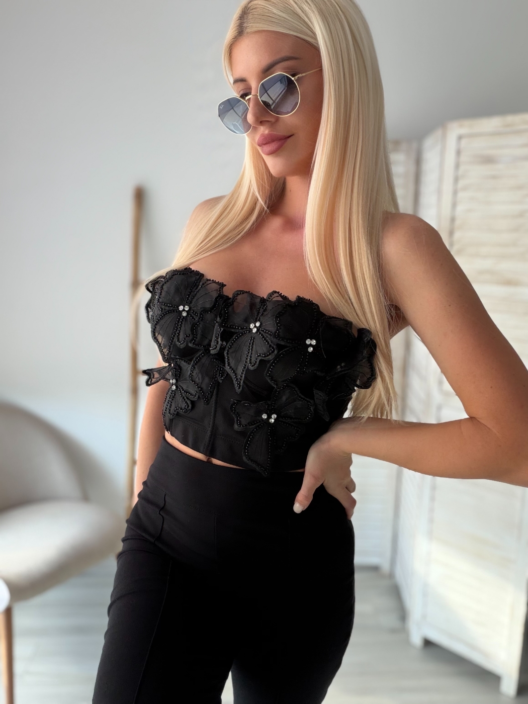 Бюстие с черни цветя