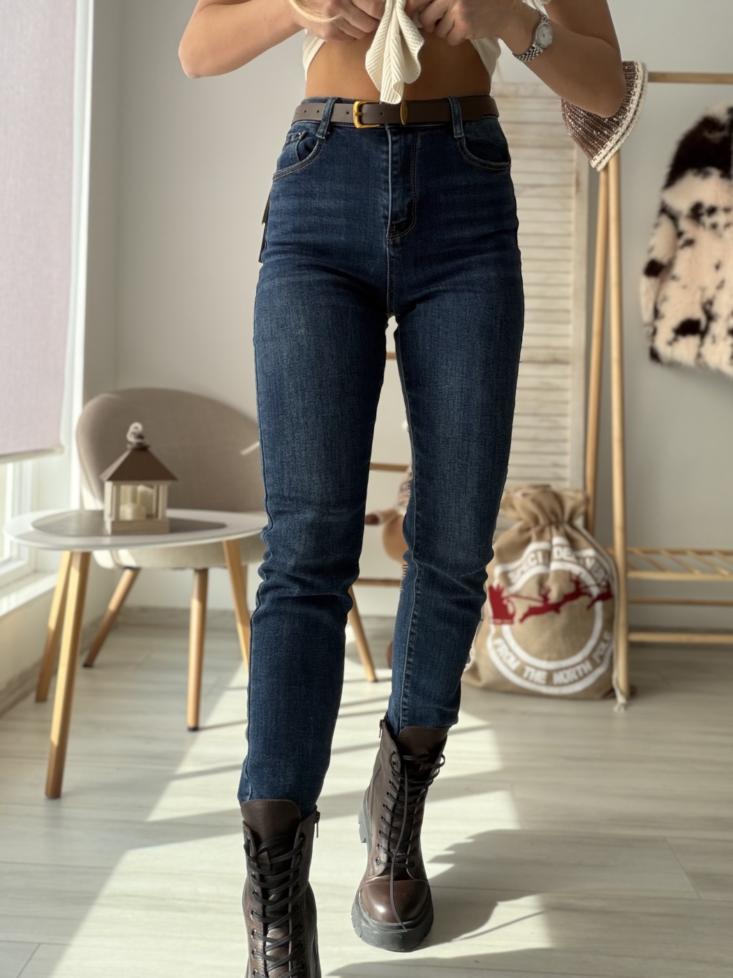 Дънки по тялото с кафяв колан