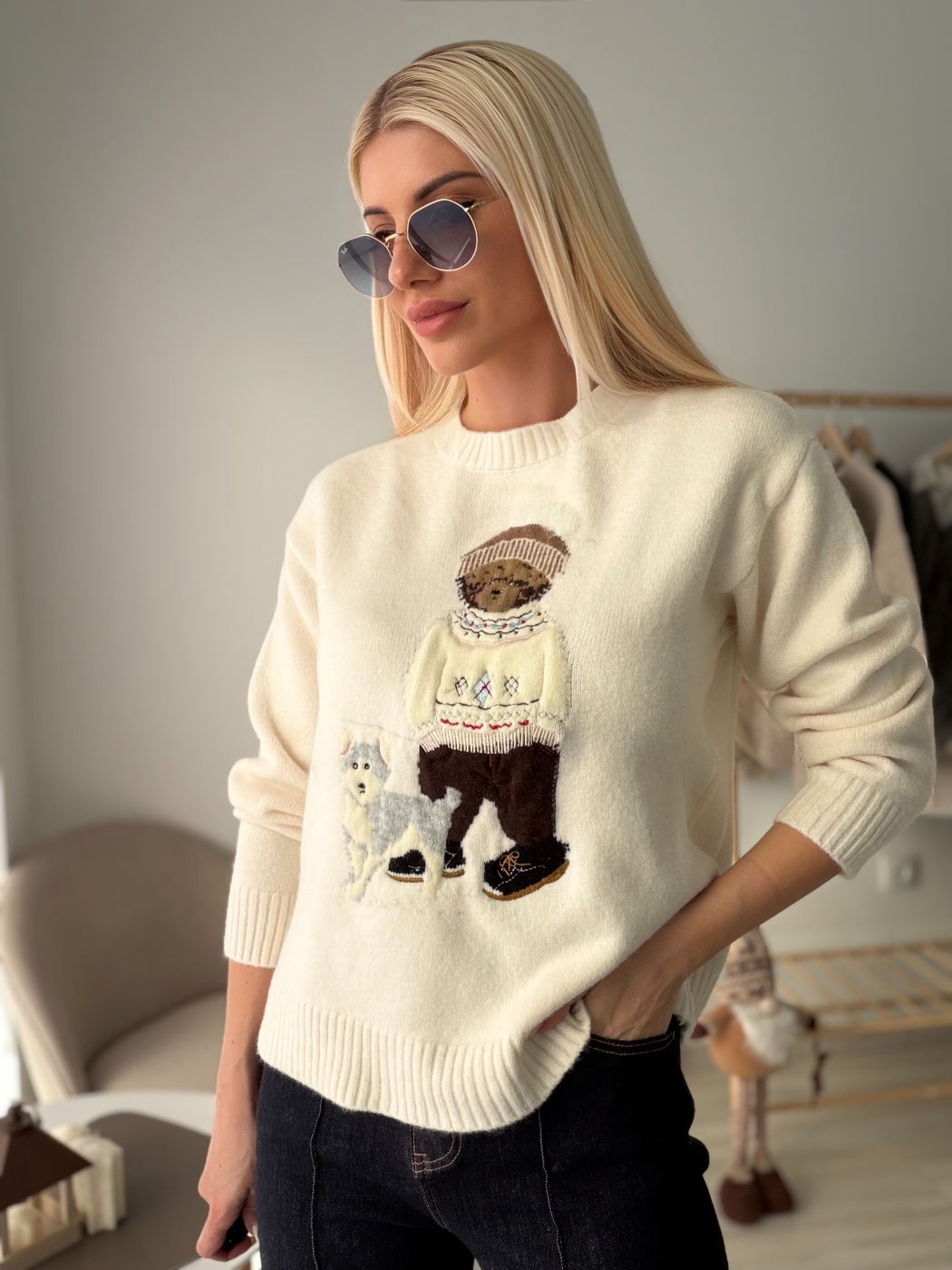 Бял пуловер мече и хъски