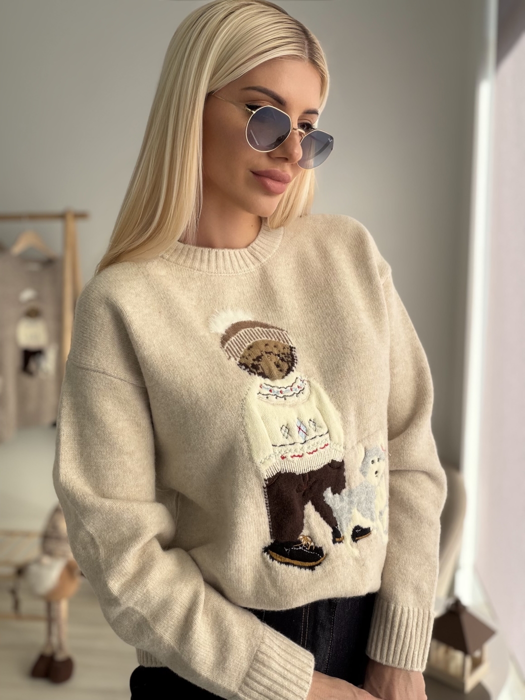 Бежов пуловер мече и хъски