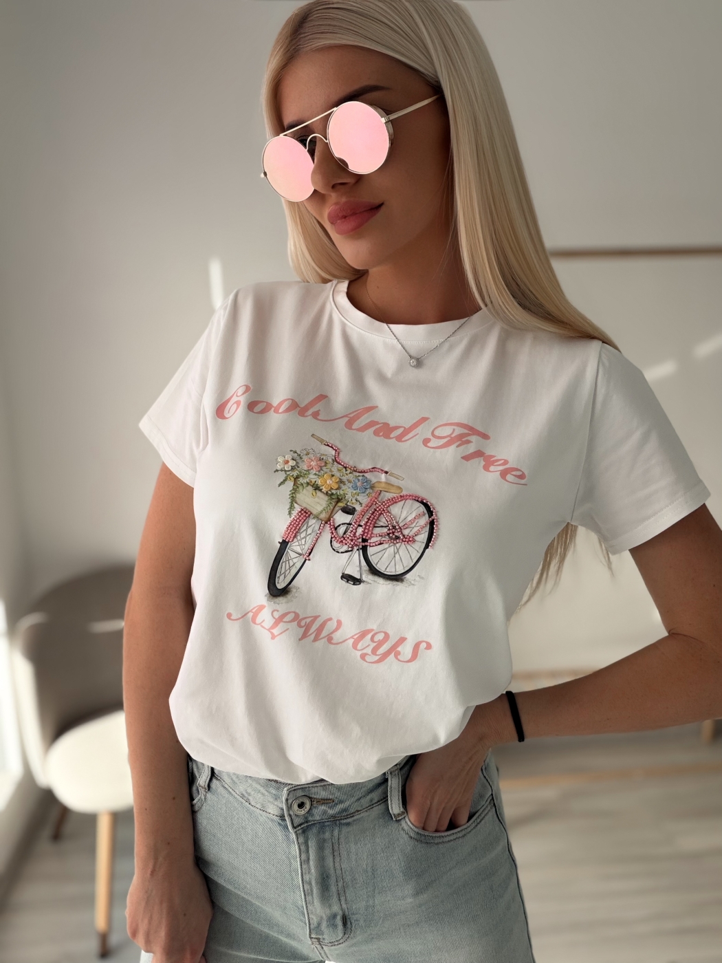 Бяла тениска с колело