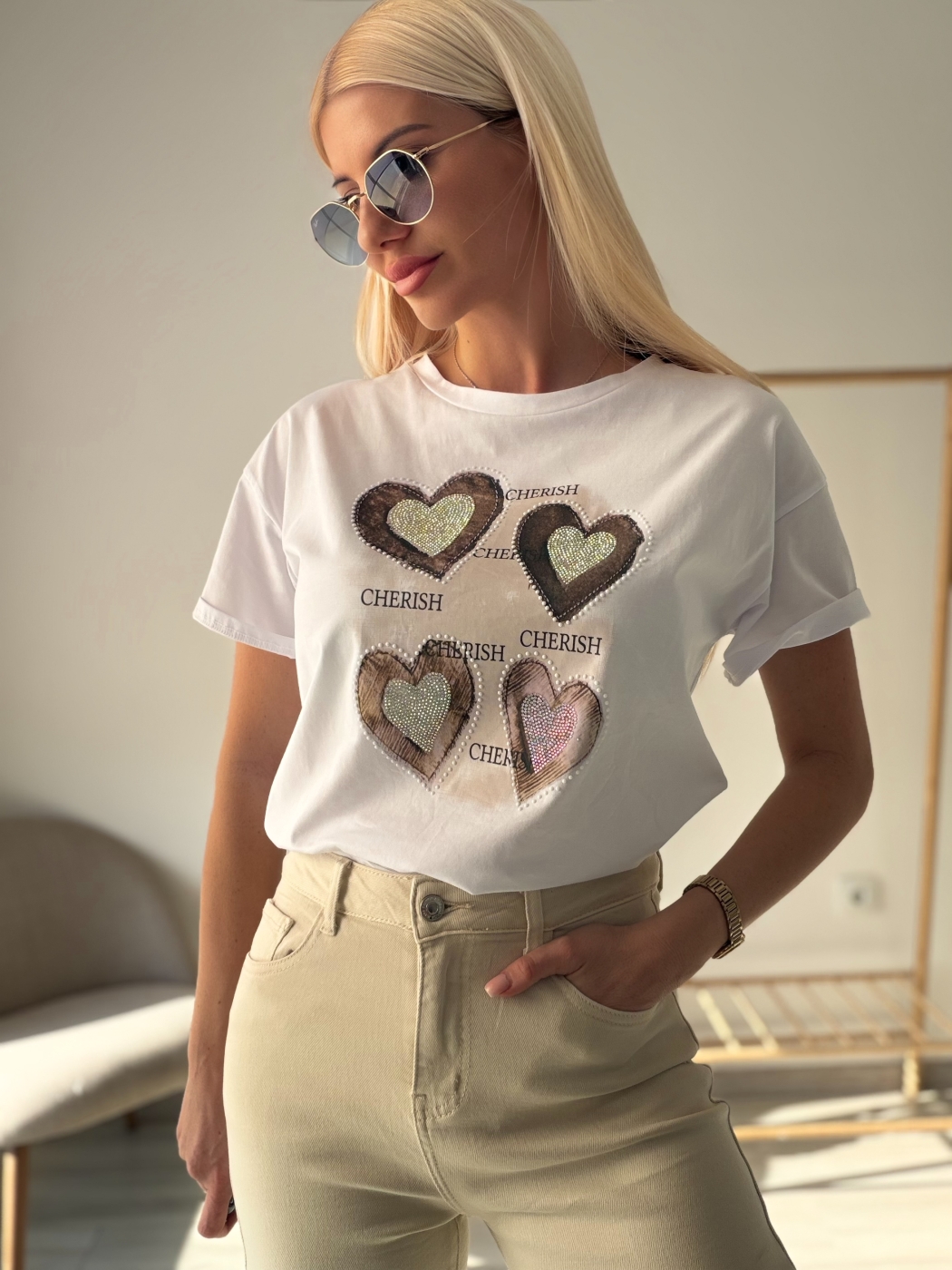 Бяла тениска с кафяви сърца