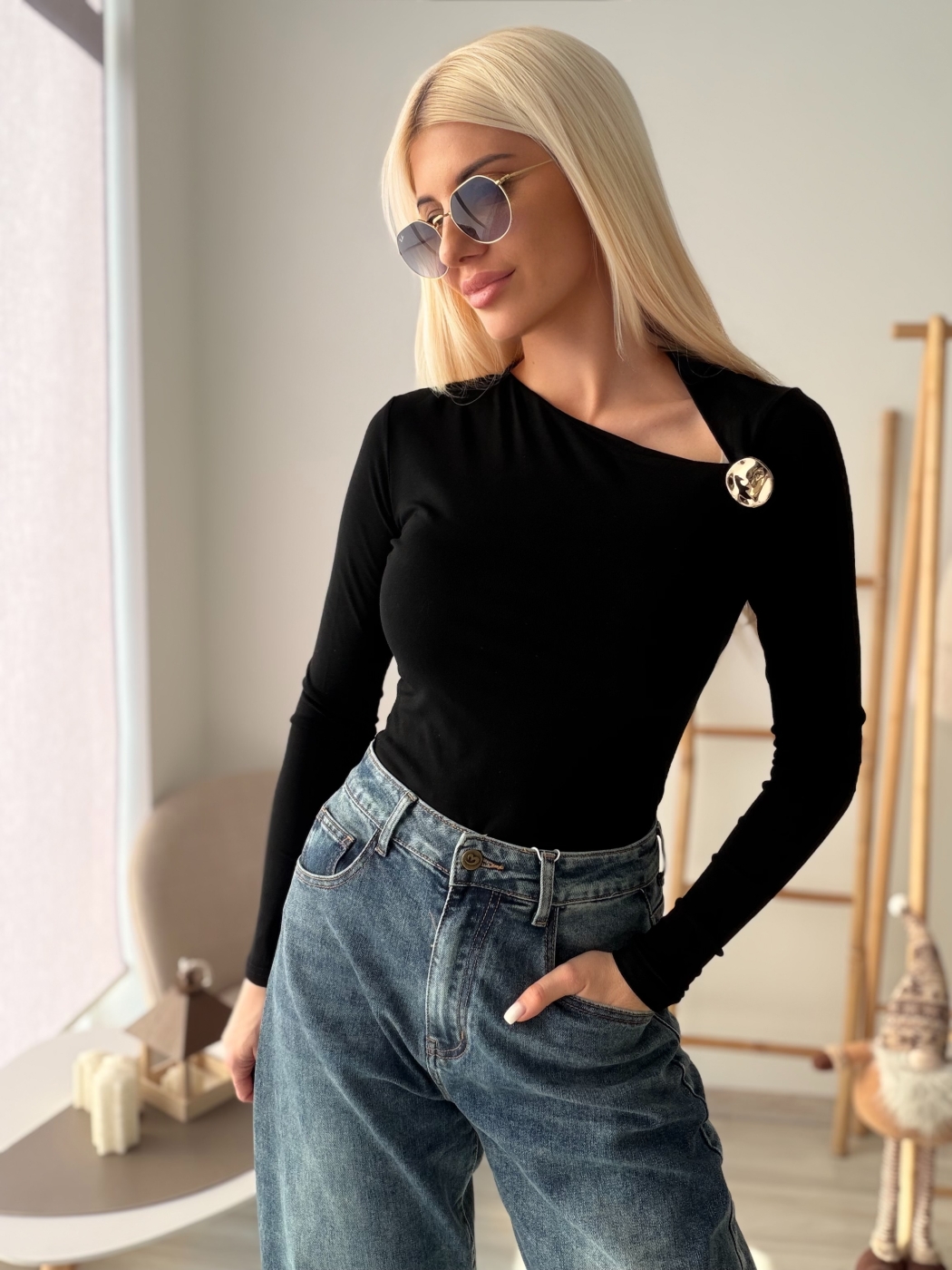 Черна блуза с брошка