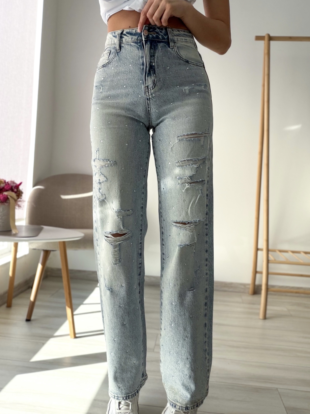 Накъсани прави дънки с камъни