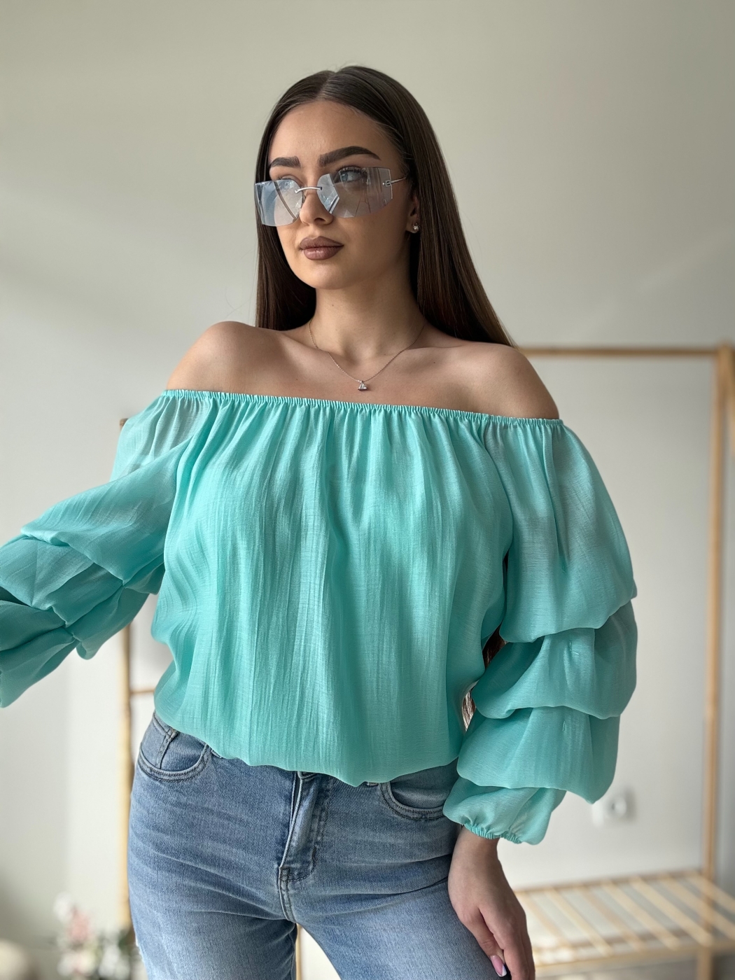 Тюркоазена блуза с ефирни ръкави