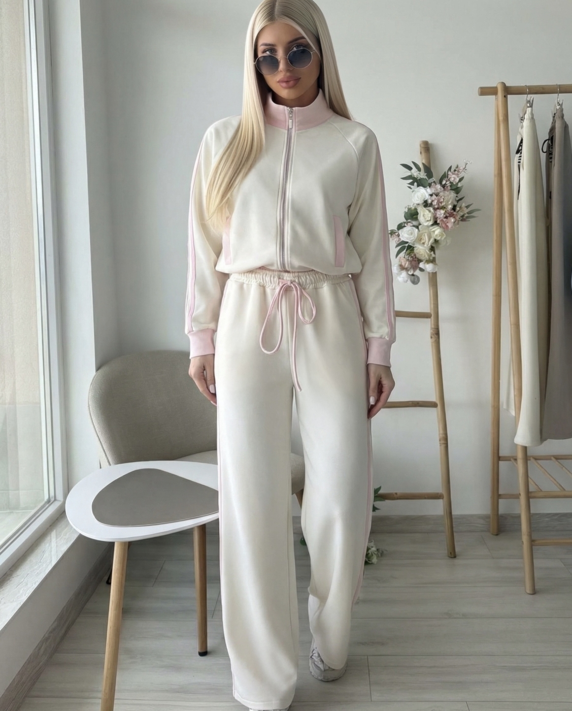 Спортен екип екрю с розови ленти