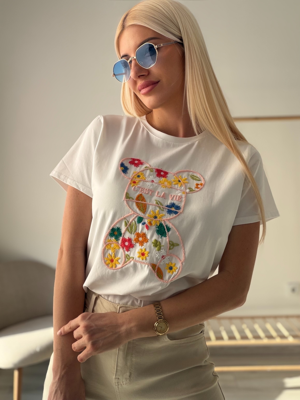 Бяла тениска с цветя и мече