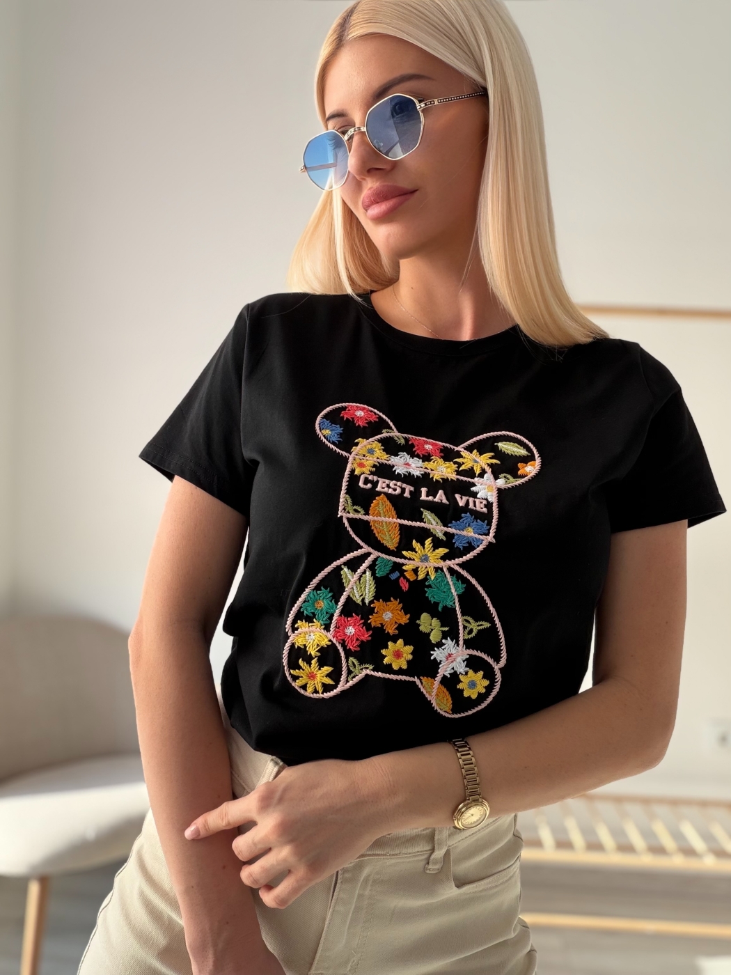 Черна тениска с цветя и мече