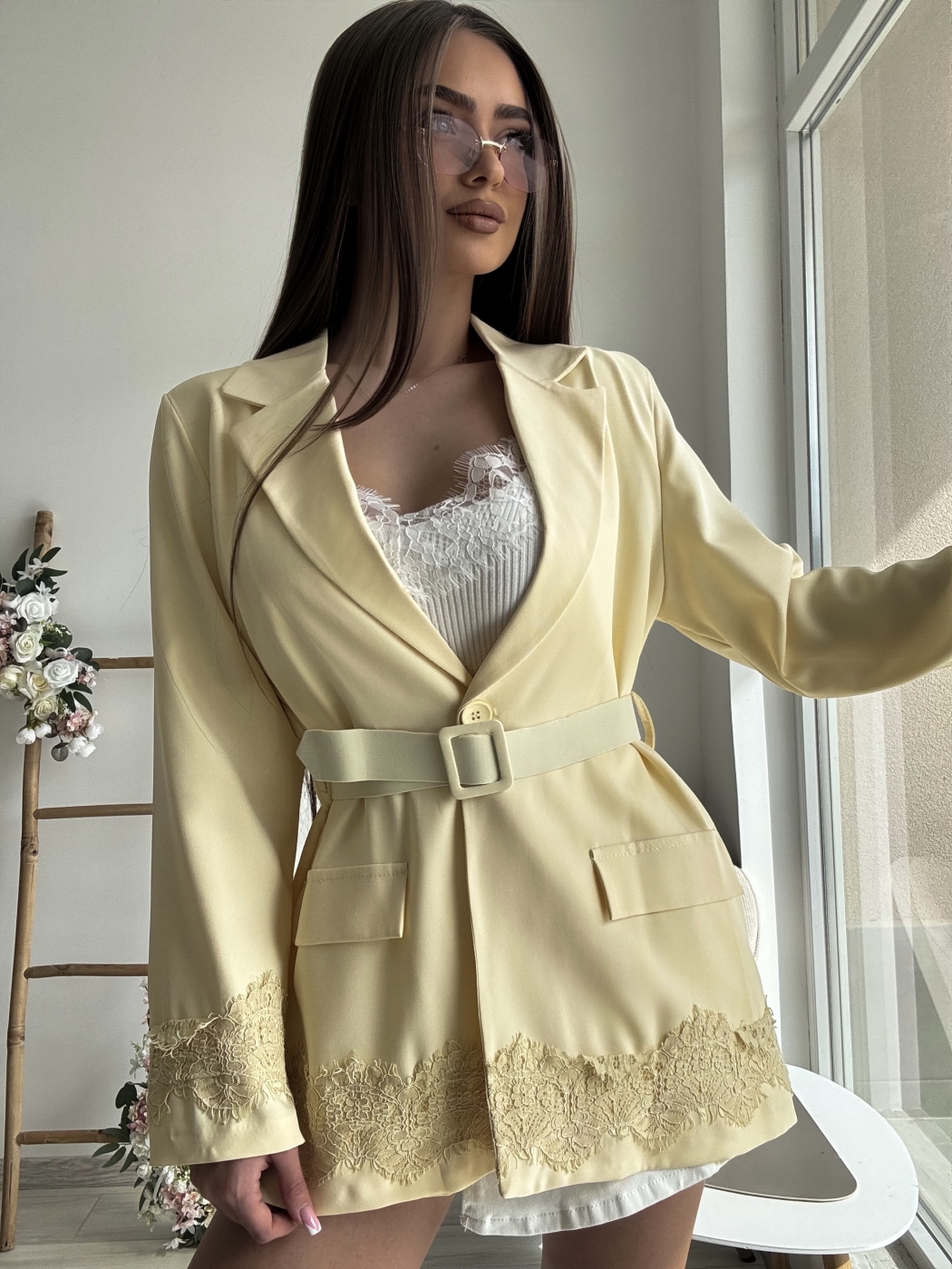 Жълто сако с дантела