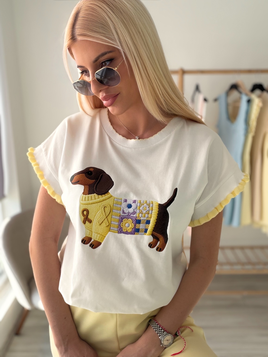 Жълта тениска дакел