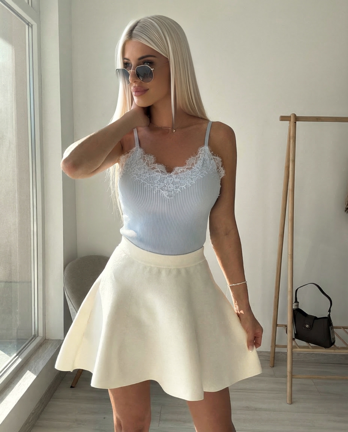 Син потник с дантела