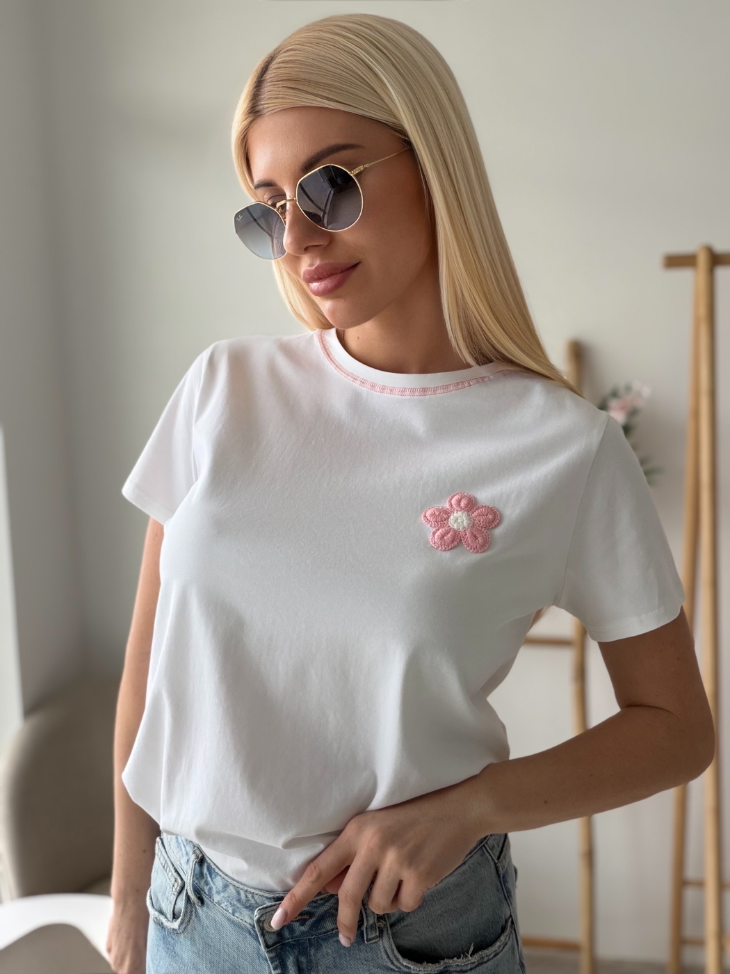 Бяла тениска с бродирано розово цвете