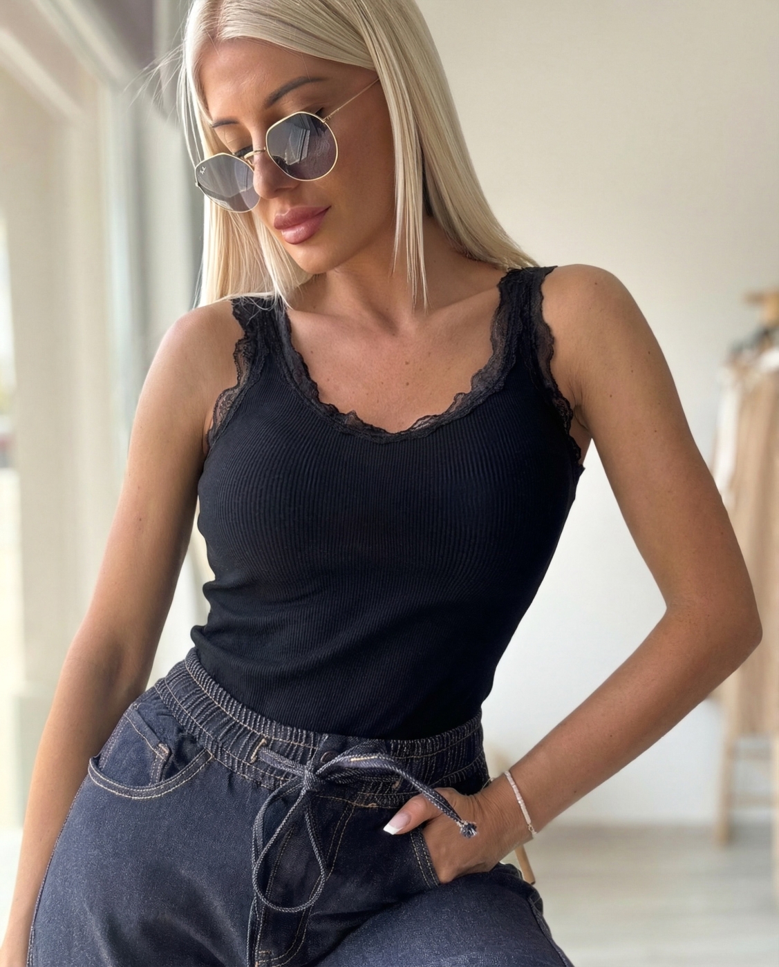 Черен потник с чашки