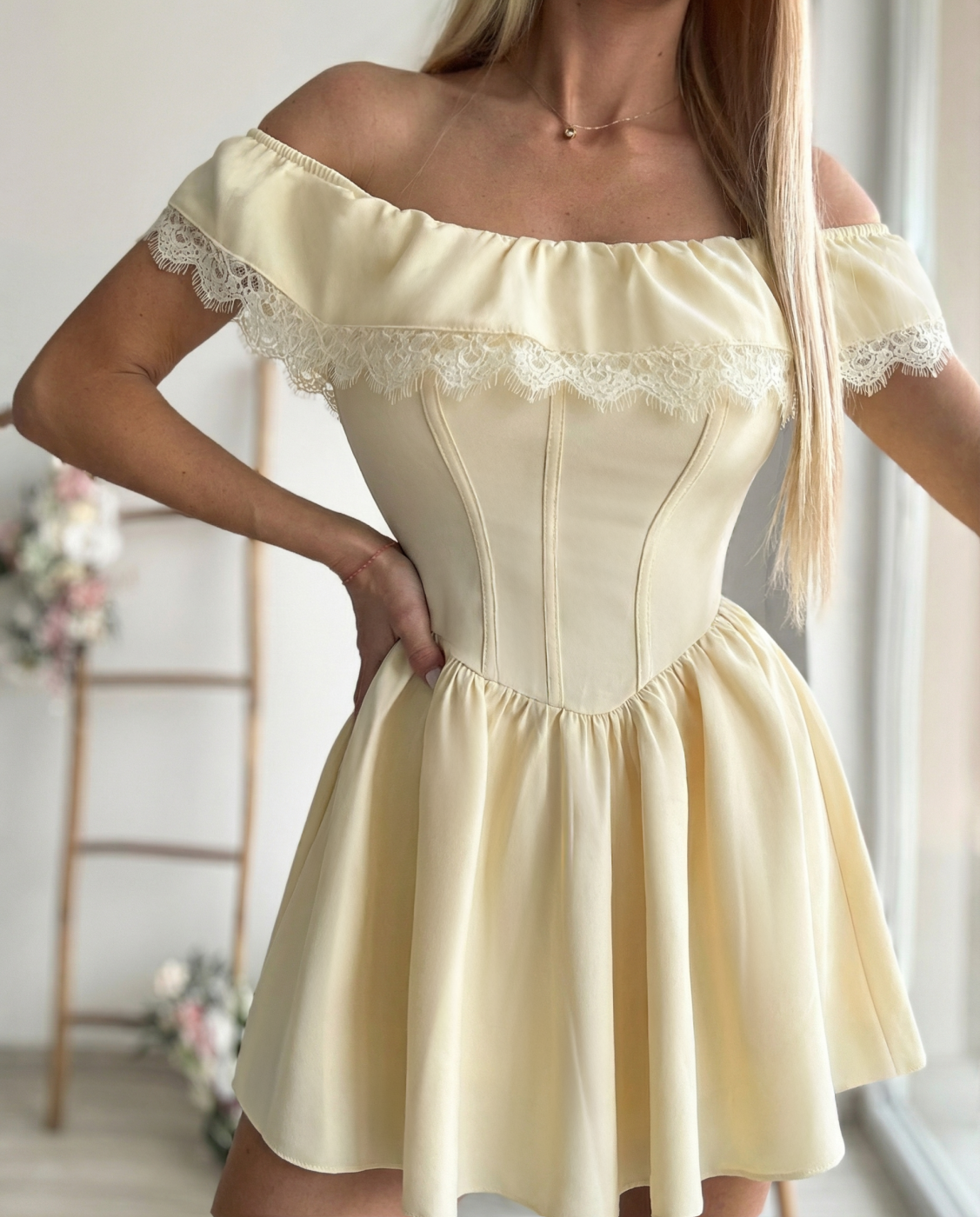 Жълта рокля с лодка деколте и панталонки