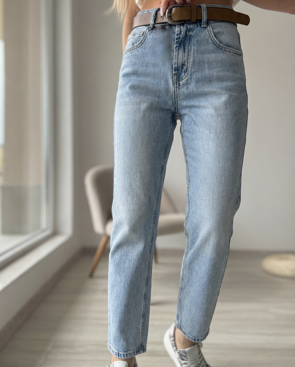 Светли дънки с кафяв колан мамфит