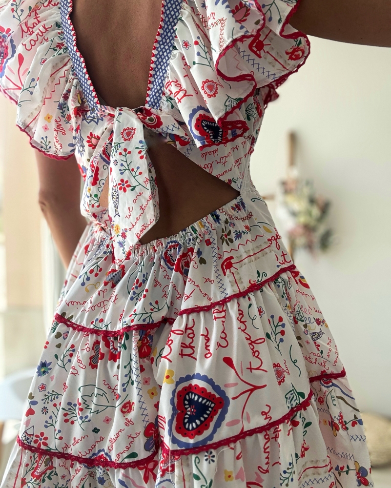 Червена рокля с надписи