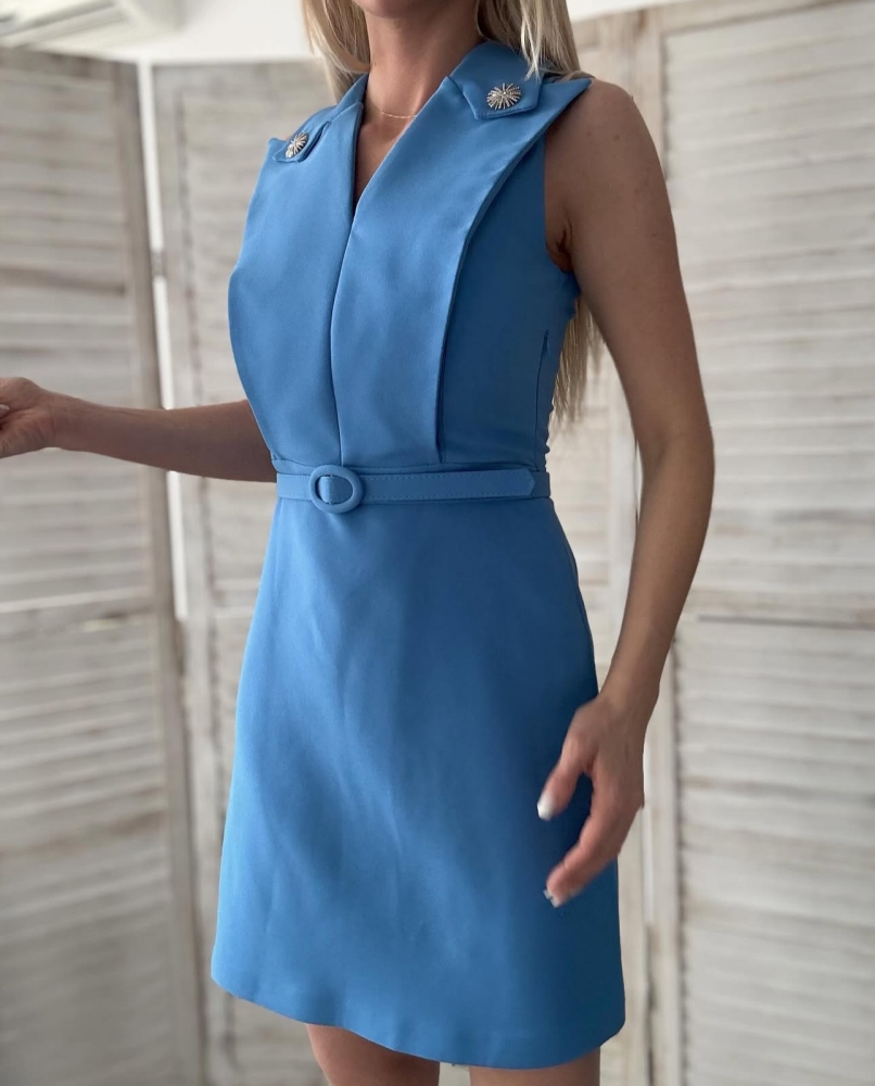 Синя рокля с брошки