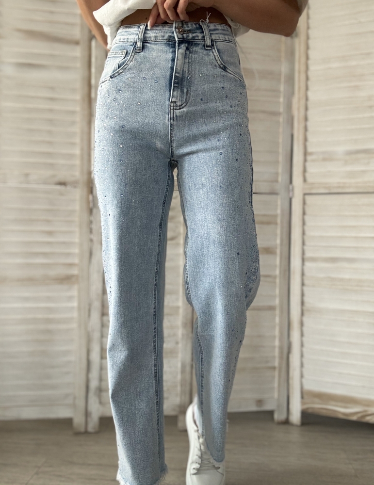 Прави дънки със сини камъни