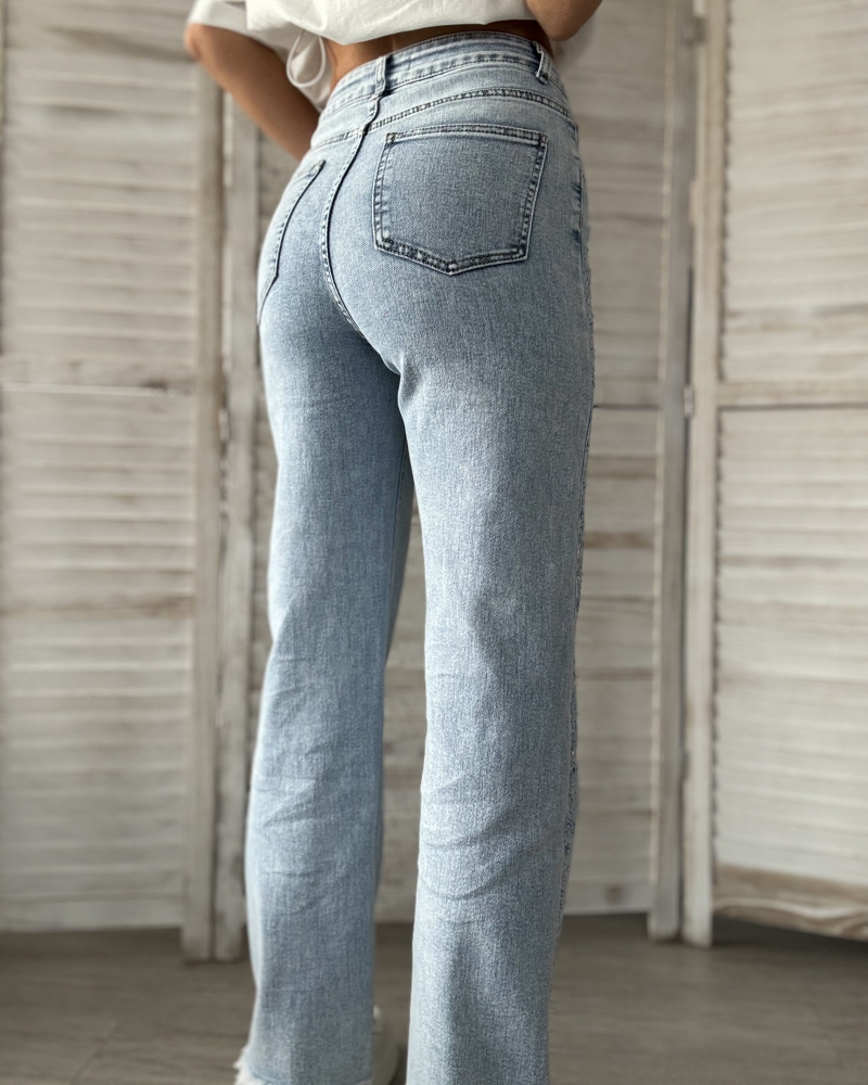 Прави дънки със сини камъни