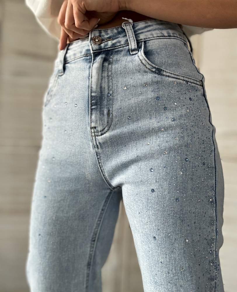 Прави дънки със сини камъни