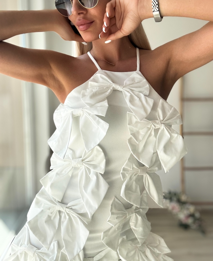 Бяла рокля с панделки