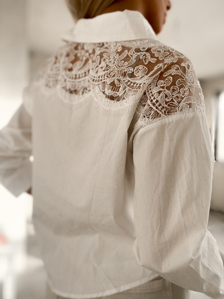 Бяла риза с дантела