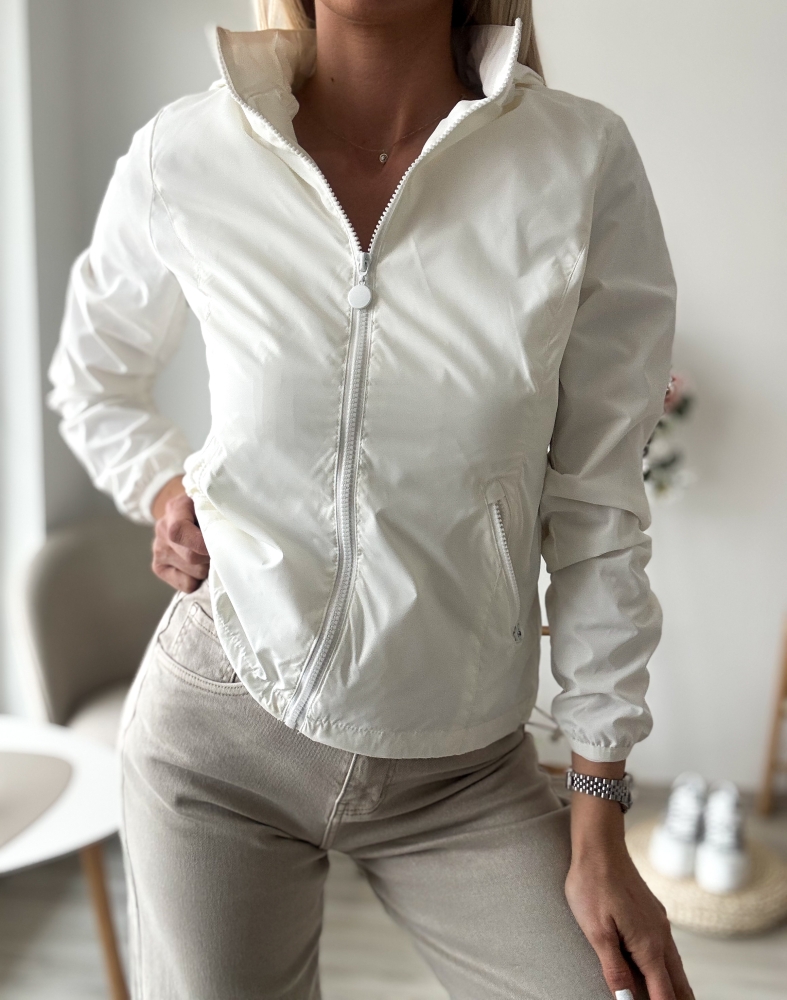 Бяла ветровка