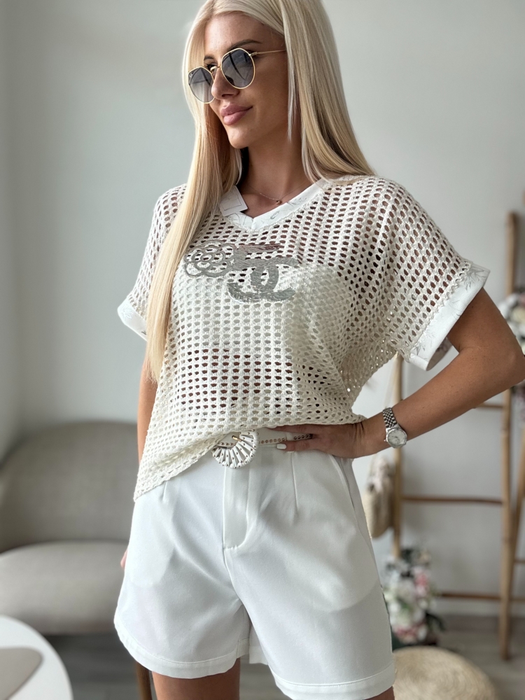 Бяла блуза на дупки