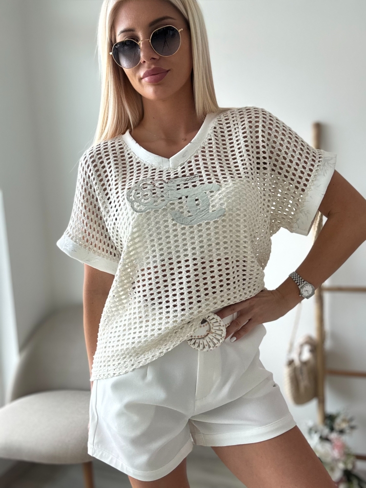 Бяла блуза на дупки