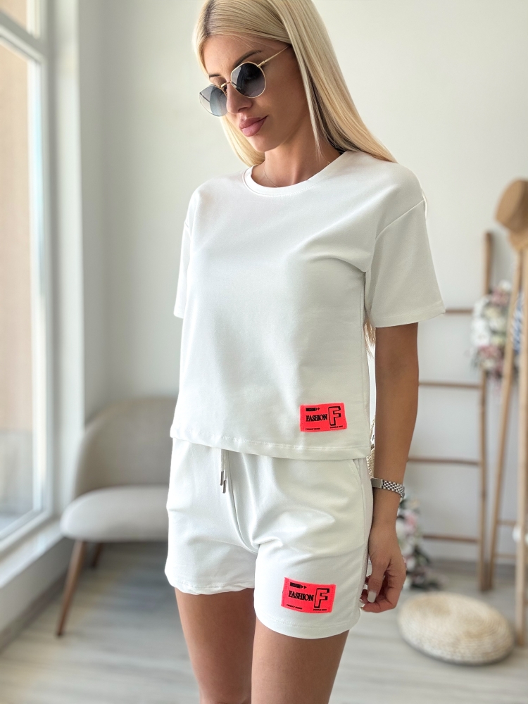 Бял сет с оранжев етикет