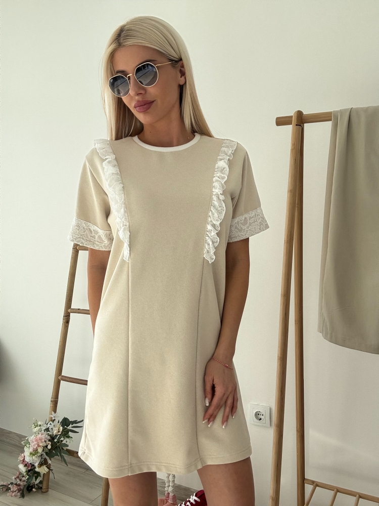 Бежова рокля с дантела