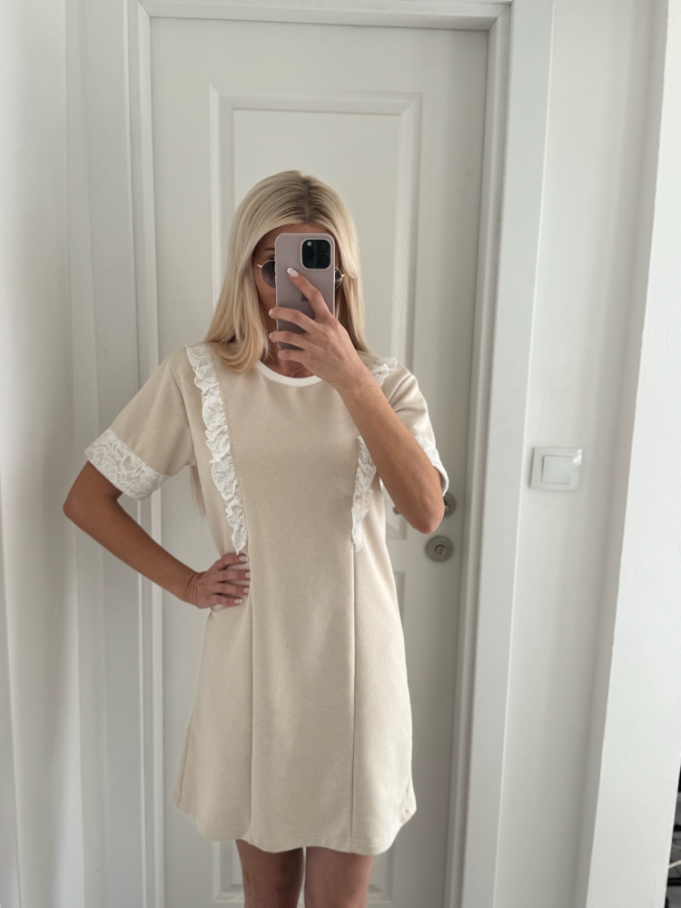 Бежова рокля с дантела