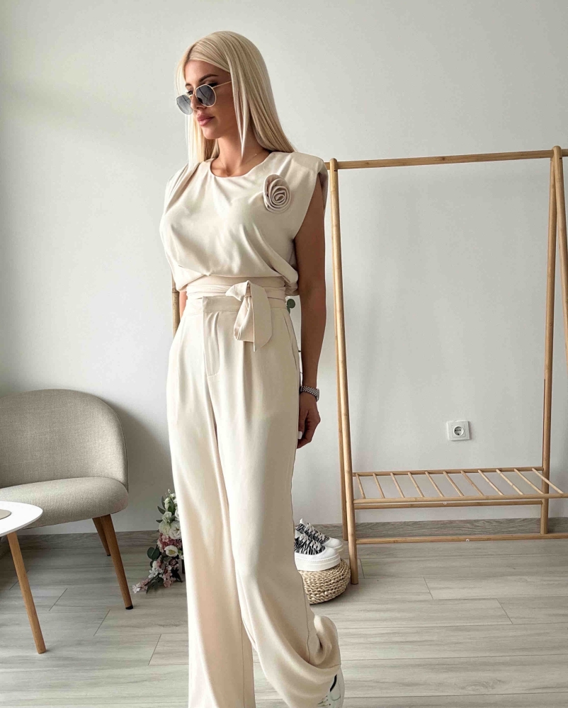 Бежов сет с цвете