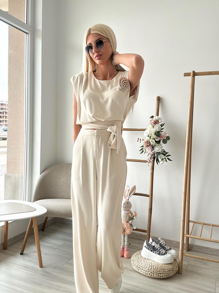 Бежов сет с цвете