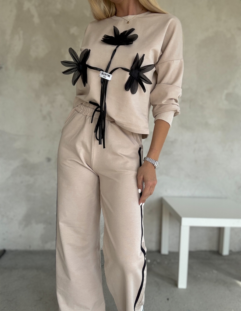 Бежов комплект цветя с панталон