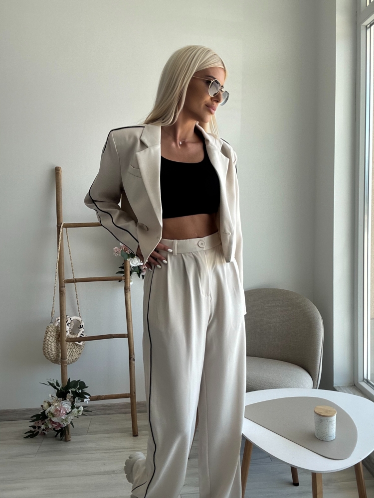 Бежов костюм с кант 