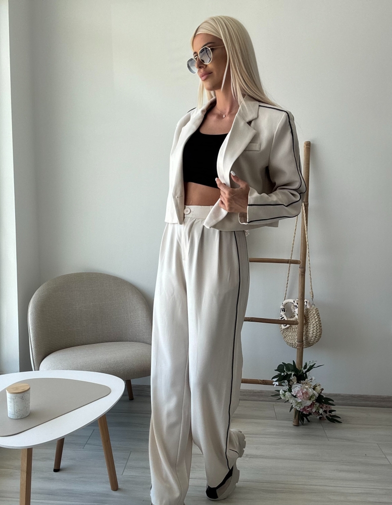 Бежов костюм с кант 