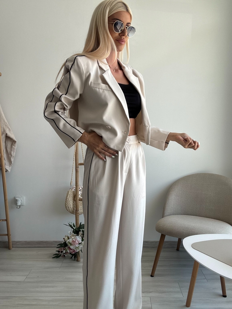 Бежов костюм с кант 