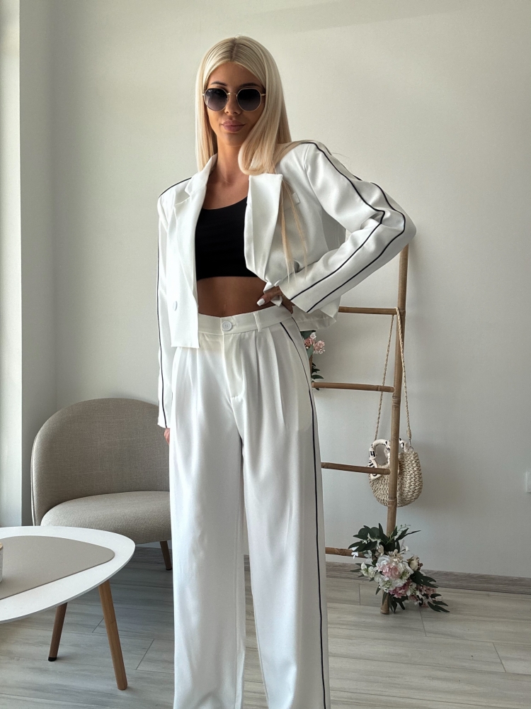 Бял костюм с кант
