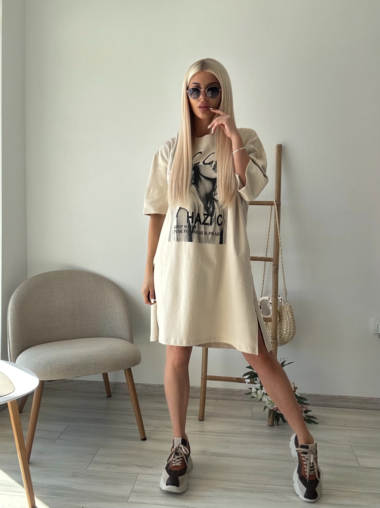 Тениска рокля в бежово