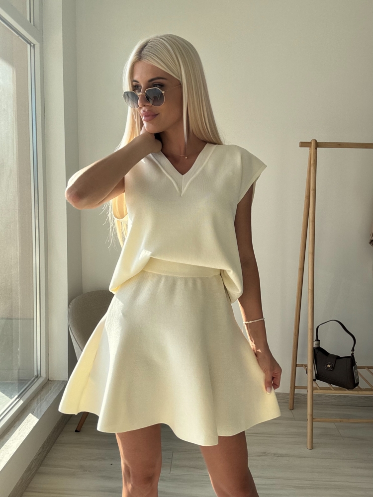 Бял сет V деколте с пола