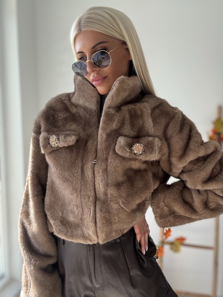 Кафяво пухкаво палто с камъни