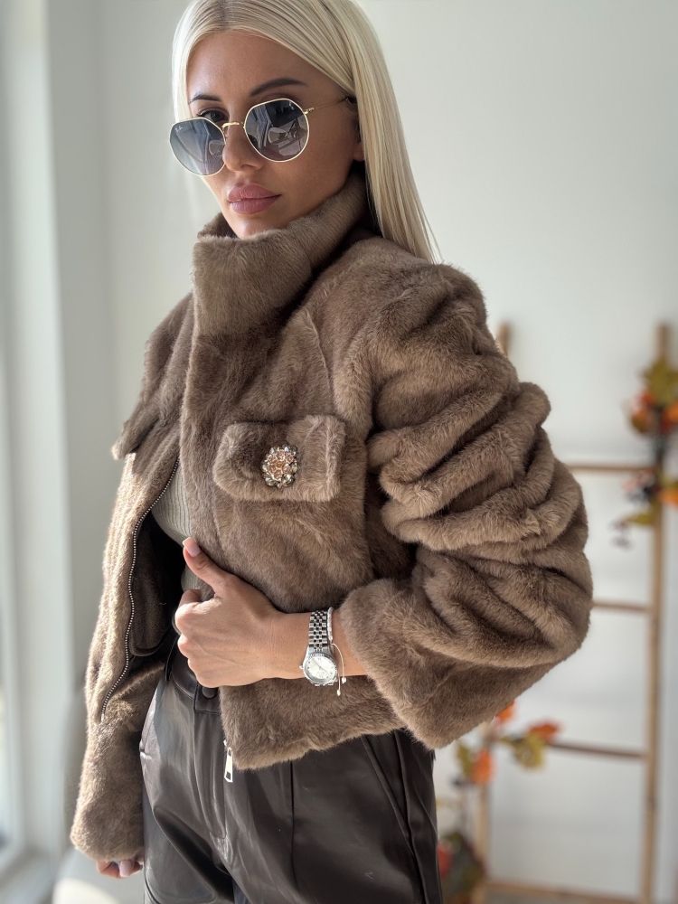 Кафяво пухкаво палто с камъни