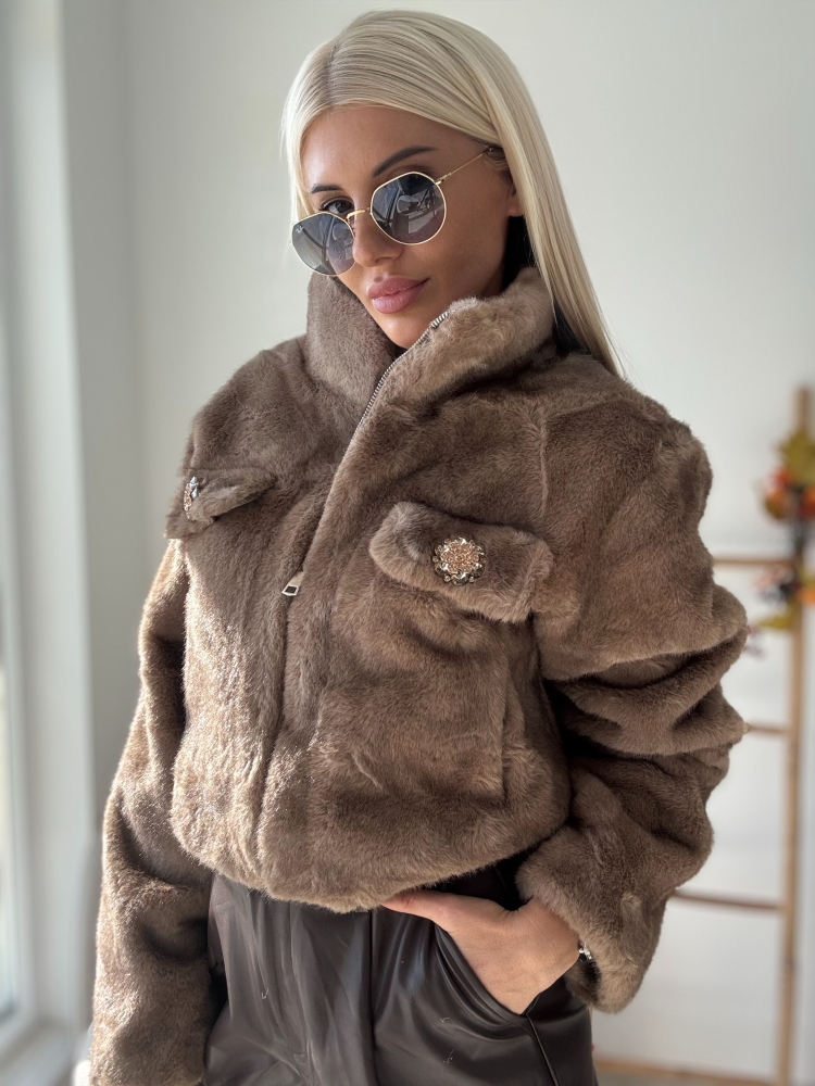 Кафяво пухкаво палто с камъни