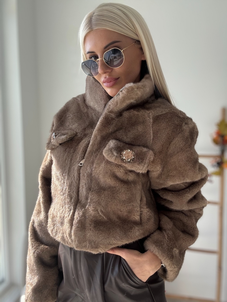 Кафяво пухкаво палто с камъни